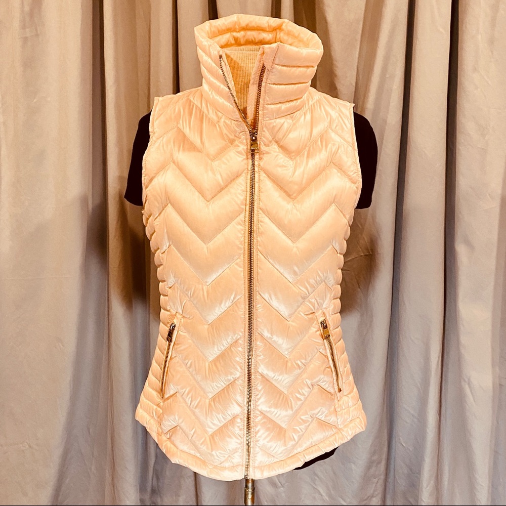 Sleeveless puffy jacket.